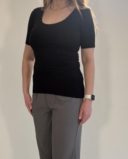 T-shirt med korte ærmer og rund hals i sort