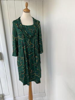 Grøn kjole med  print fra Mongul