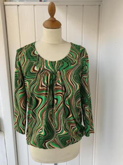 Bluse med elastisk i grønt retro print