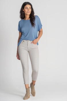 Sandfarvede 3/4 bukser med blåt print
