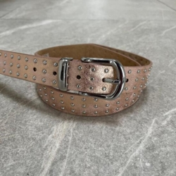 Bælte med nitter i rosaguldfarve