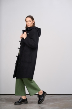 Sort uldfrakke med hætte