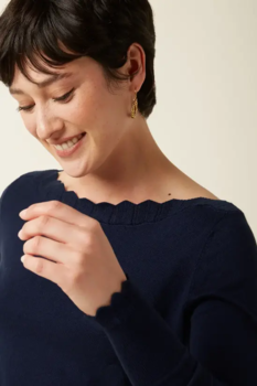 Mørkeblå bluse med bådformet hals