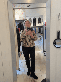 Bluse med elastisk kant i brunlige nuancer