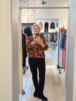 Bluse med elastisk kant i rødbrune farver