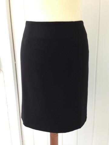 Klassisk sort kort nederdel med indvendigt for.
En populær klassiker fra Mongul