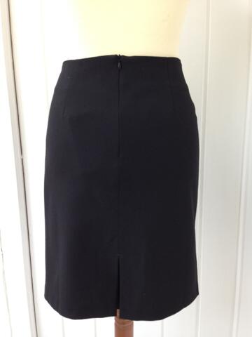 Klassisk sort kort nederdel med indvendigt for.
Nederdelen er fra Mongul