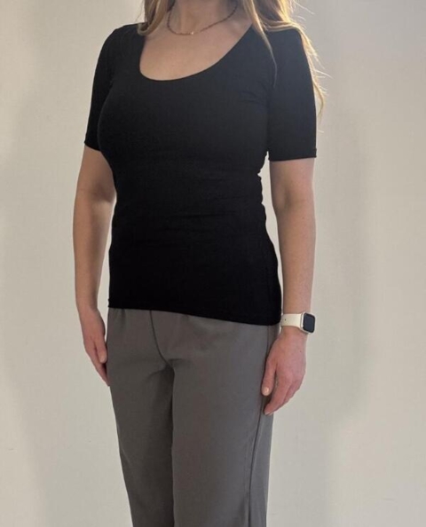 T-shirt med korte ærmer og rund hals i sort