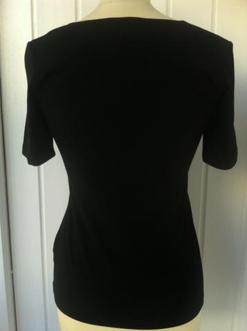 T-shirt med korte ærmer og rund hals i sort