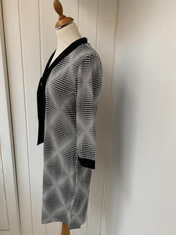 Kjole i sort/hvidt mønster fra Mongul