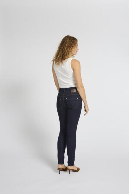 Mørkeblå jeans model Suzy