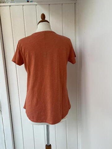 T-shirt i støvet orange fra Costamani