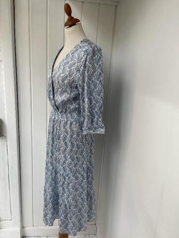 Kjole med lyseblåt print fra Esqualo