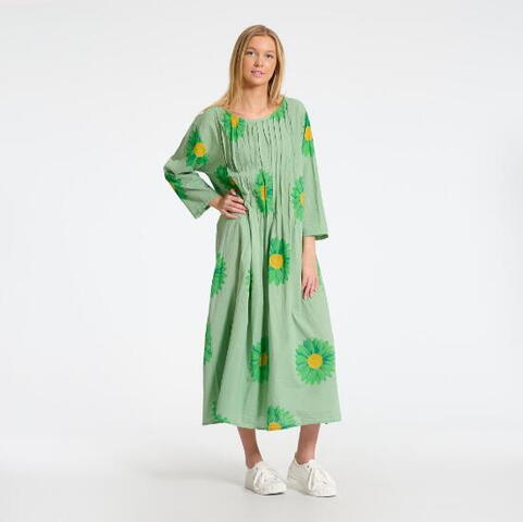 Grøn kjole med margueritter fra Marta