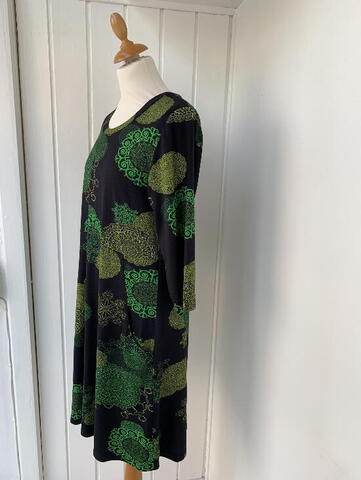 Sort kjole med grønt print fra Mongul