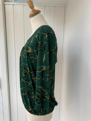 Grøn bluse med elastik fra Mongul