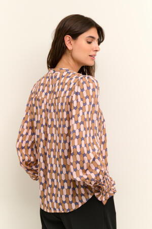 Skjortebluse med  camelfarvet print