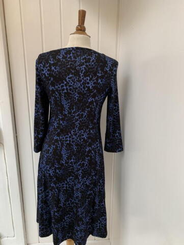 Kjole med blå/sort print  fra Mongul