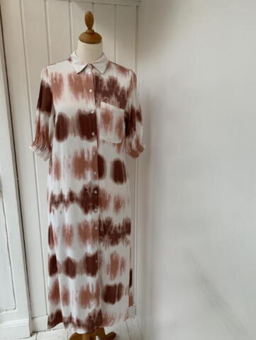 Halvlang kjole med batik print