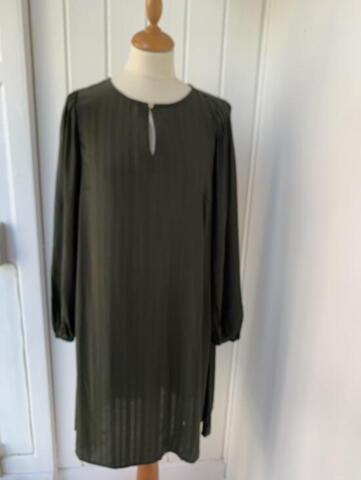 Olivengrøn kjole fra Soulmate