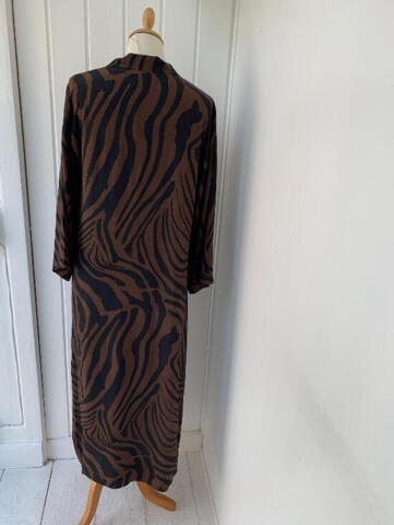 Lang kjole med sort/brunt print