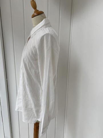 Hvid skjorte med kniplinger