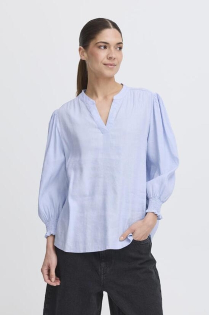 Lyseblå skjortebluse fra Pulz jeans