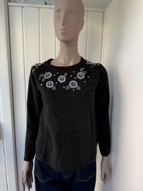 Koksgrå bluse i uld med broderi