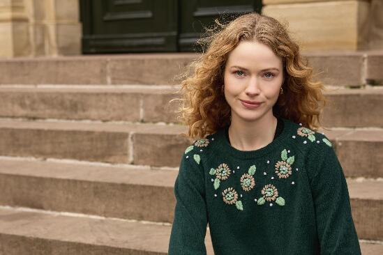 Mørkegrøn uldbluse med broderi