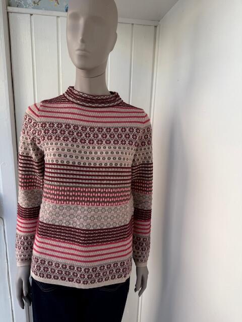 Mansted bluse med rødlige farver