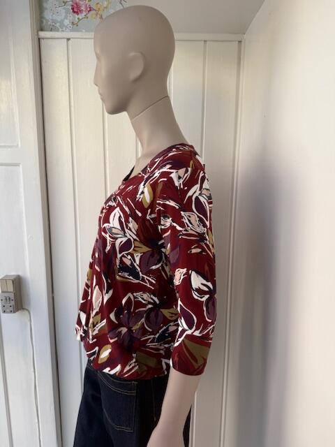 Bluse med elastisk kant i bordeaux med print