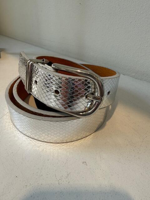 Sølvfarvet bælte fra Three M