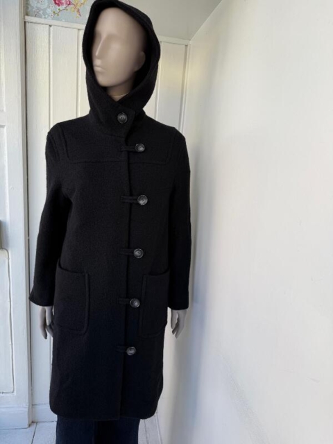 Sort uldfrakke med hætte