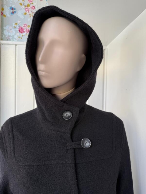 Sort uldfrakke med hætte