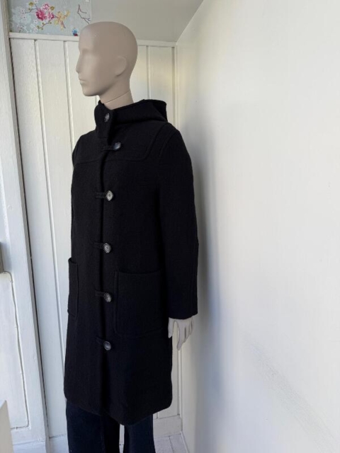 Sort uldfrakke med hætte