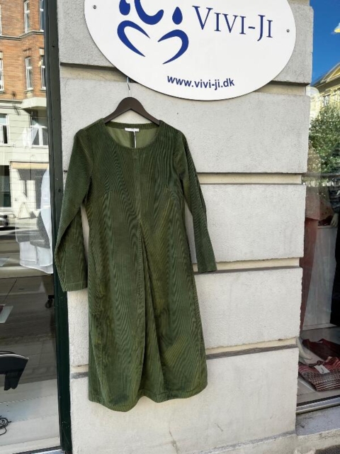 Her ser du kjolens olivengrønne farve i dagslys.