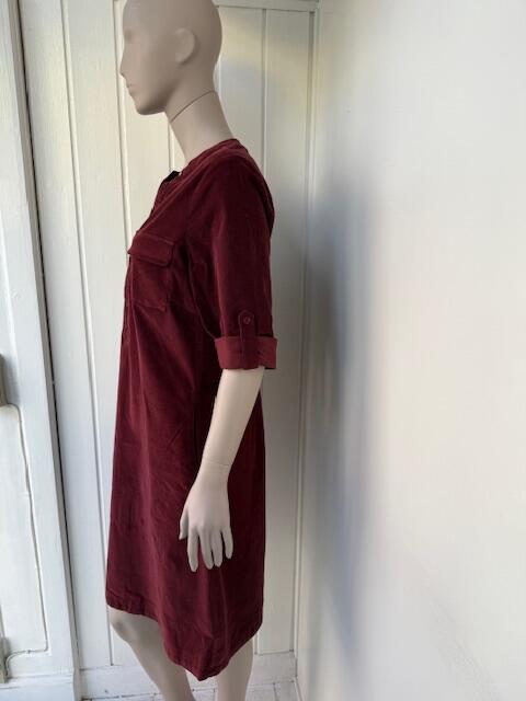 Rødbrun fløjlskjole fra Bessie