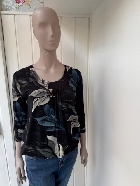 Sort bluse medprint og  elastisk kant