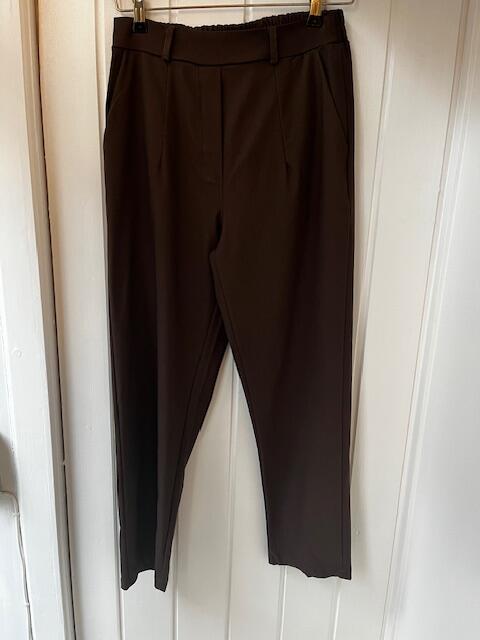 Brune habitbkuser fra Marta