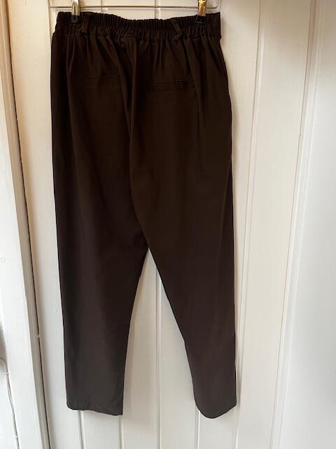 Brune habitbkuser fra Marta