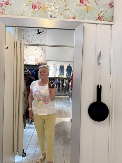 Her ser du mig med T-shirten og Martas skønne elastiske bukser som fås i utrolige mange farver