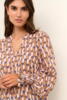 Skjortebluse med  camelfarvet print