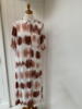 Halvlang kjole med batik print