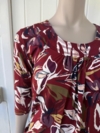 Bluse med elastisk kant i bordeaux med print