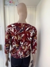 Bluse med elastisk kant i bordeaux med print