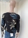 Sort bluse medprint og  elastisk kant