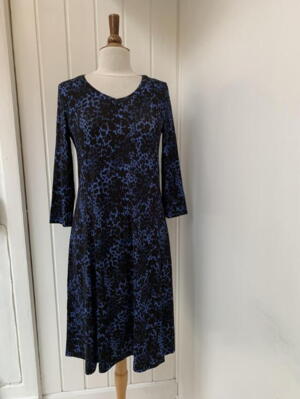 Kjole med blå/sort print  fra Mongul