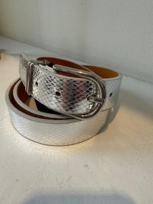 Sølvfarvet bælte fra Three M