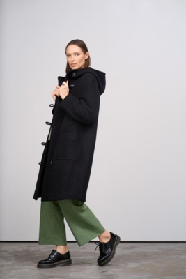 Sort uldfrakke med hætte